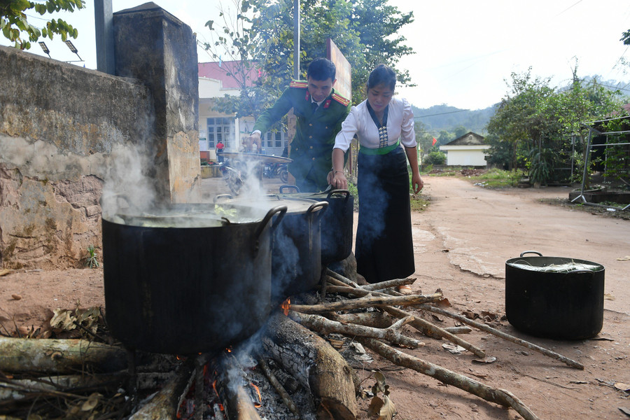 Những nồi bánh chưng đã nổi lửa. Những nồi bánh chưng đã nổi lửa.