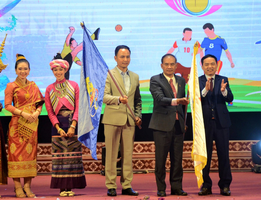 Trao cờ đăng cai Chương trình năm 2026 cho tỉnh Luông Pha Băng (Lào). Trao cờ đăng cai Chương trình năm 2026 cho tỉnh Luông Pha Băng (Lào).