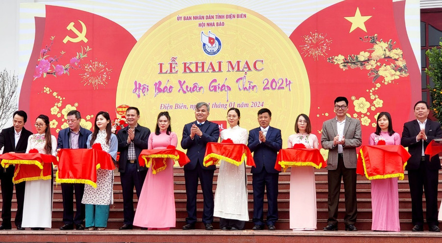 Các đại biểu cắt băng khai mạc Hội báo Xuân Giáp Thìn 2024 tỉnh Điện Biên.