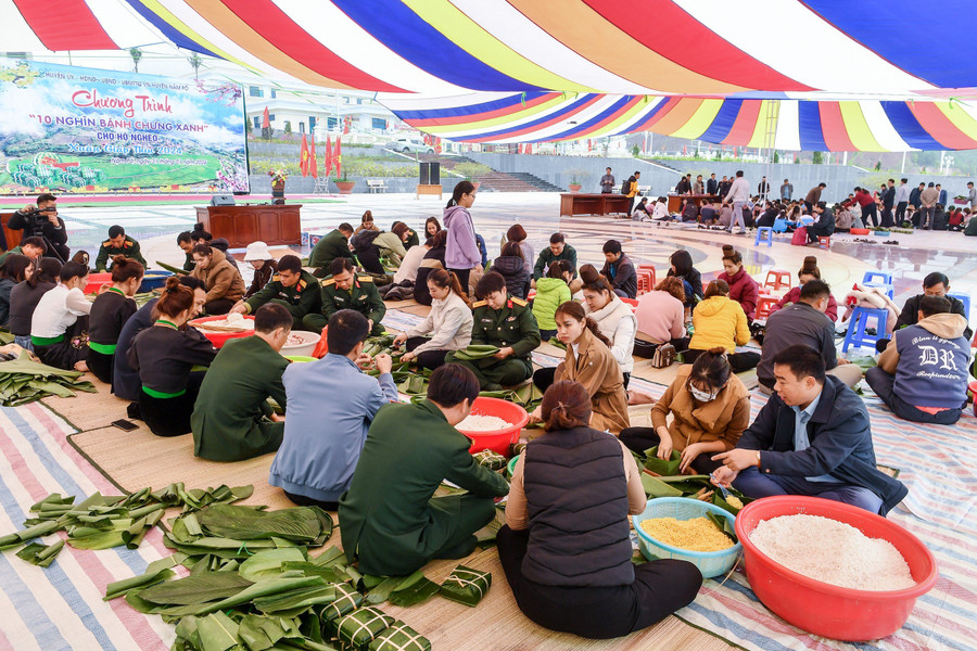 Đông đảo cán bộ chiến sĩ lực lượng vũ trang cùng người dân gói bánh tại Quảng trường huyện Nậm Pồ. Đông đảo cán bộ chiến sĩ lực lượng vũ trang cùng người dân gói bánh tại Quảng trường huyện Nậm Pồ.