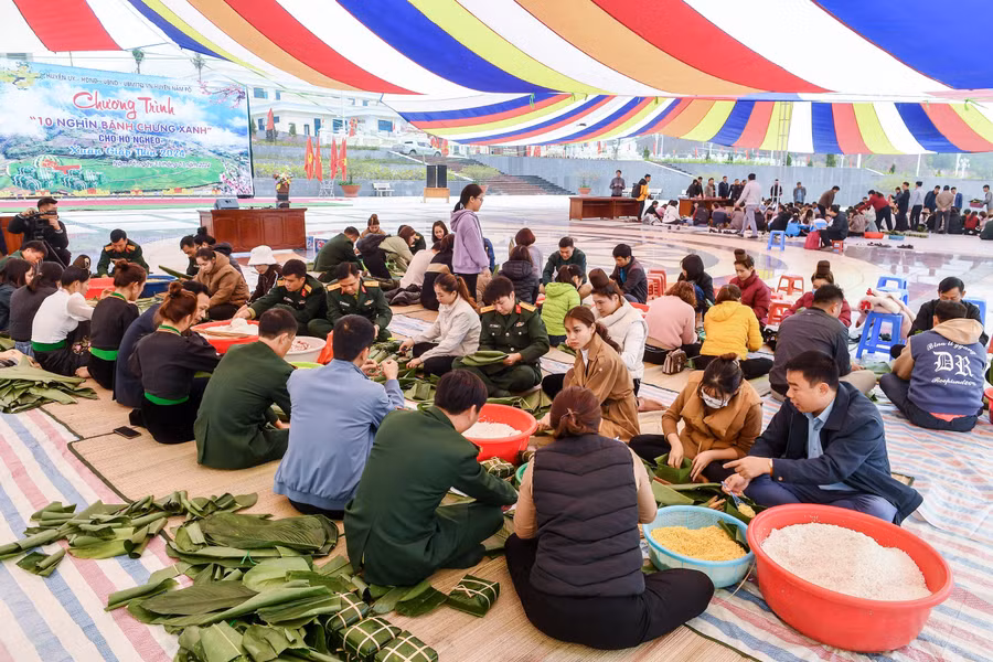 Đông đảo cán bộ chiến sĩ lực lượng vũ trang cùng người dân gói bánh tại Quảng trường huyện Nậm Pồ.