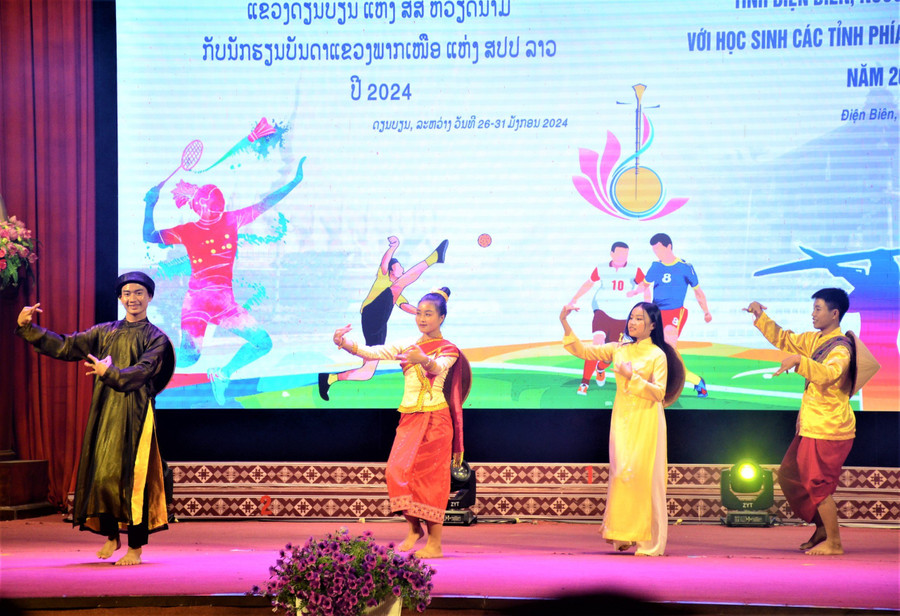 Múa ca ngợi tình hữu nghị Việt Nam - Lào do học sinh tỉnh U Đôm Xay (Lào) biểu diễn. Múa ca ngợi tình hữu nghị Việt Nam - Lào do học sinh tỉnh U Đôm Xay (Lào) biểu diễn.