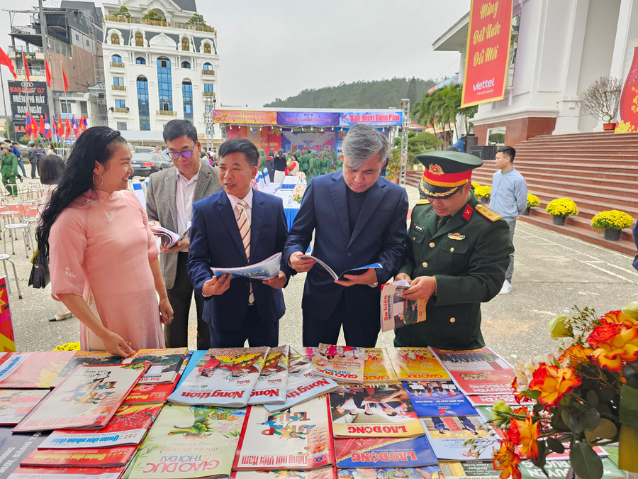 Các đại biểu tham quan gian trưng bày của các cơ quan báo chí Trung ương tại tỉnh Điện Biên.