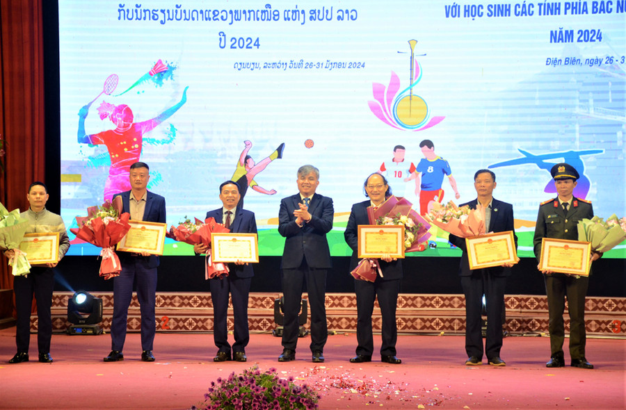 Ông Lò Văn Tiến, Phó Chủ tịch UBND tỉnh Điện Biên (đứng giữa) trao bằng khen cho các cá nhân, tập thể có thành tích xuất sắc trong tổ chức chương trình. Ông Lò Văn Tiến, Phó Chủ tịch UBND tỉnh Điện Biên (đứng giữa) trao bằng khen cho các cá nhân, tập thể có thành tích xuất sắc trong tổ chức chương trình.