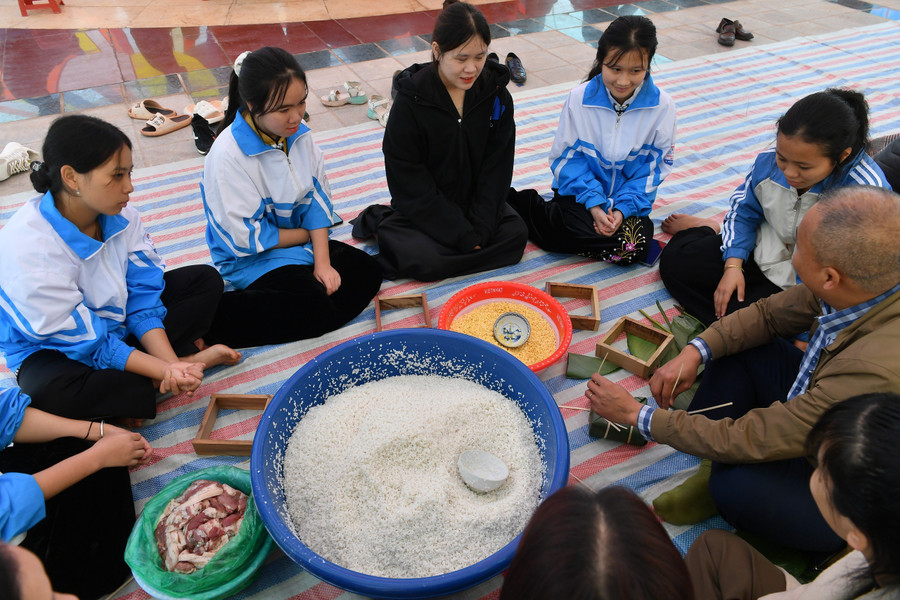 Học sinh trường Phổ thông Dân tộc nội trú, Trung học phổ thông Nậm Pồ cùng gói bánh chưng xanh gửi đồng bào nghèo. Học sinh trường Phổ thông Dân tộc nội trú, Trung học phổ thông Nậm Pồ cùng gói bánh chưng xanh gửi đồng bào nghèo.