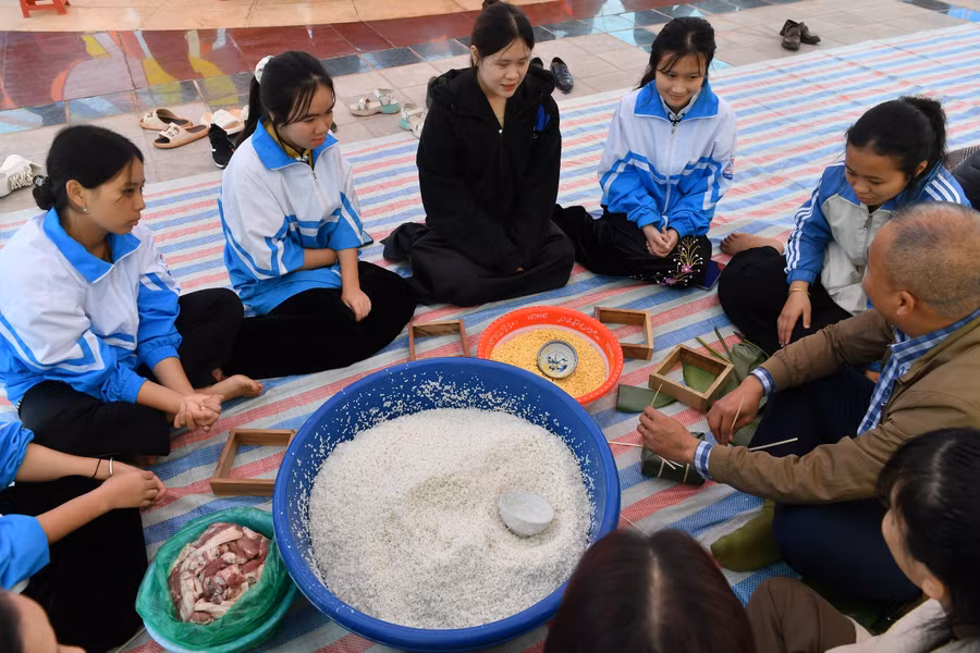 Học sinh trường Phổ thông Dân tộc nội trú, Trung học phổ thông Nậm Pồ cùng gói bánh chưng xanh gửi đồng bào nghèo.