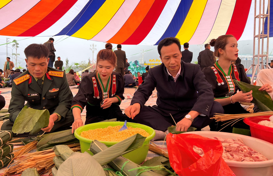 Bí thư Huyện uỷ Nậm Pồ Lê Khánh Hòa tự tay gói bánh trong chương trình. Bí thư Huyện uỷ Nậm Pồ Lê Khánh Hòa tự tay gói bánh trong chương trình.