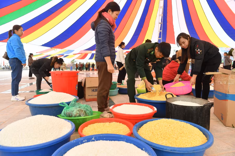 Cùng nhau chuẩn bị nguyên liệu để gói bánh chưng.