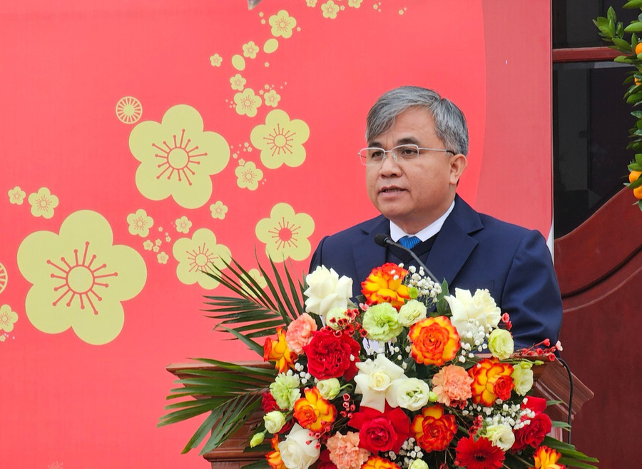 Ông Lò Văn Tiến, Phó Chủ tịch UBND tỉnh Điện Biên phát biểu tại lễ khai mạc Hội báo Xuân Giáp Thìn 2024.