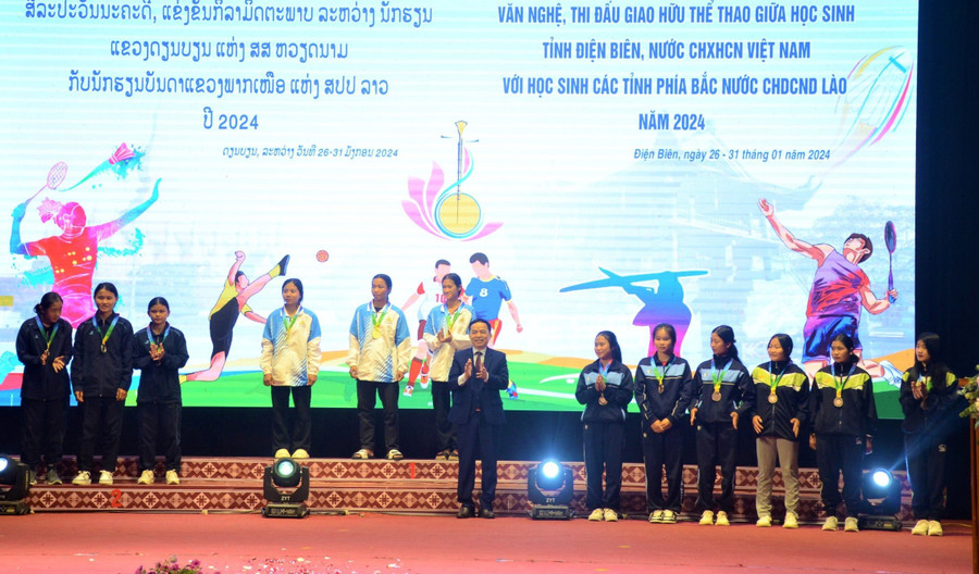 Ban Tổ chức trao huy chương cho các đội cầu mây nữ. Ban Tổ chức trao huy chương cho các đội cầu mây nữ.