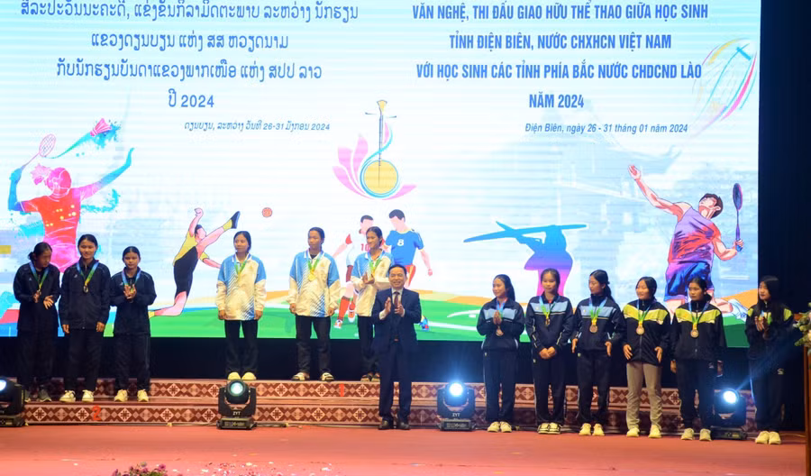 Ban Tổ chức trao huy chương cho các đội cầu mây nữ.