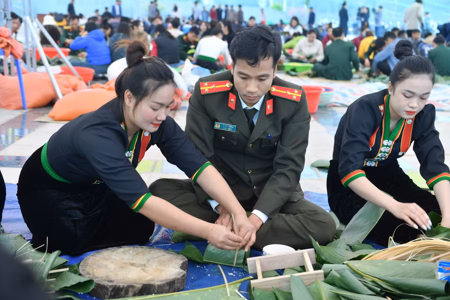 Cùng nhau gói những chiếc bánh chưng để gửi tới hộ nghèo.