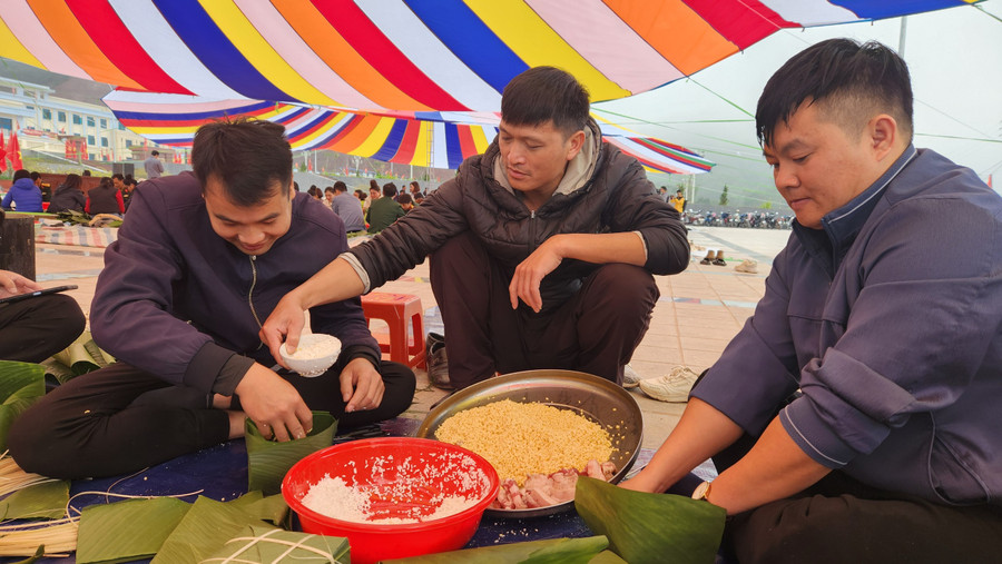 Những chiếc bánh chưng có thịt sẽ là niềm động viên đến các hộ nghèo biên giới Nậm Pồ dịp Tết Nguyên đán Giáp Thìn. Những chiếc bánh chưng có thịt sẽ là niềm động viên đến các hộ nghèo biên giới Nậm Pồ dịp Tết Nguyên đán Giáp Thìn.