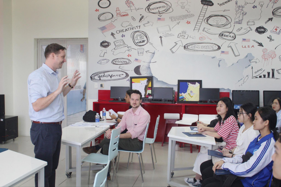 Ông Jerrold James Frank, Trưởng đại diện Văn phòng tiếng Anh khu vực Đại sứ quán Hoa Kỳ chia sẻ với các học viên.