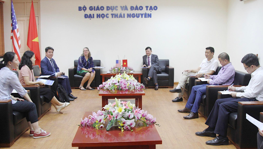 Đoàn công tác của Đại sứ quán Hoa Kỳ làm việc tại Đại học Thái Nguyên. Đoàn công tác của Đại sứ quán Hoa Kỳ làm việc tại Đại học Thái Nguyên.