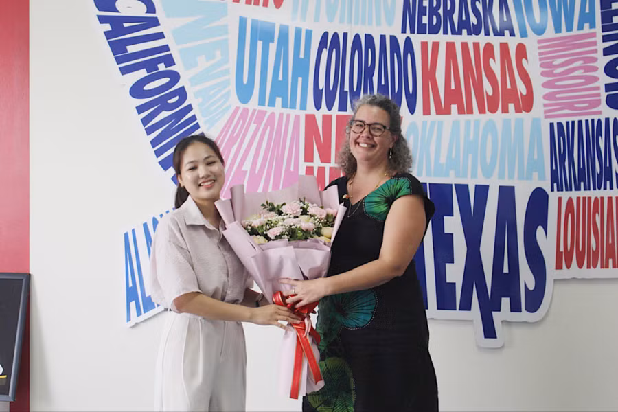 Đại diện học viên chương trình tặng hoa cho bà bà Mary Beth Polley - Tham tán Thông tin - Văn hóa, Đại sứ Quán Hoa Kỳ tại Việt Nam.