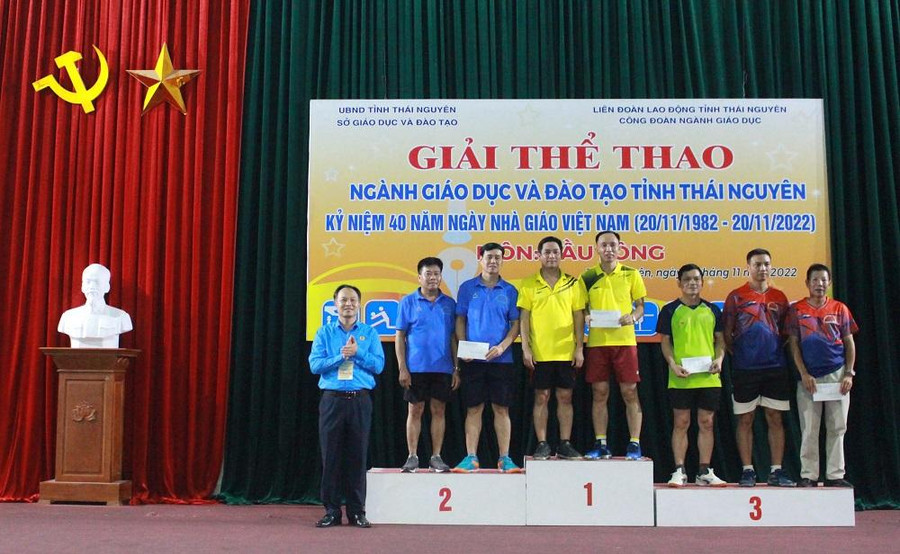 Ông Nguyễn Văn Hải - Chủ tịch Công đoàn ngành Giáo dục Thái Nguyên trao giải cho các vận động viên tham dự. Ông Nguyễn Văn Hải - Chủ tịch Công đoàn ngành Giáo dục Thái Nguyên trao giải cho các vận động viên tham dự.