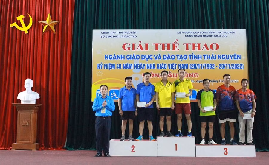 Ông Nguyễn Văn Hải - Chủ tịch Công đoàn ngành Giáo dục Thái Nguyên trao giải cho các vận động viên tham dự.