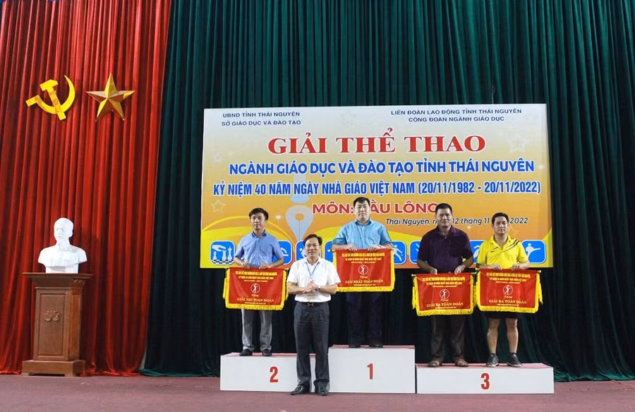 Ông Nguyễn Đức Thịnh, Phó Giám đốc Sở Giáo dục và đào tạo tỉnh Thái Nguyên trao giải toàn đoàn khối Phòng GD&amp;ĐT cho các đơn vị.