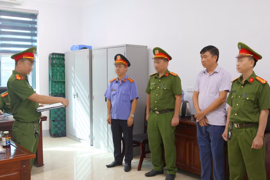 Cơ quan chức năng tống đạt quyết định khởi tố bị can đối với Nguyễn Trường Thi. Ảnh: CANA