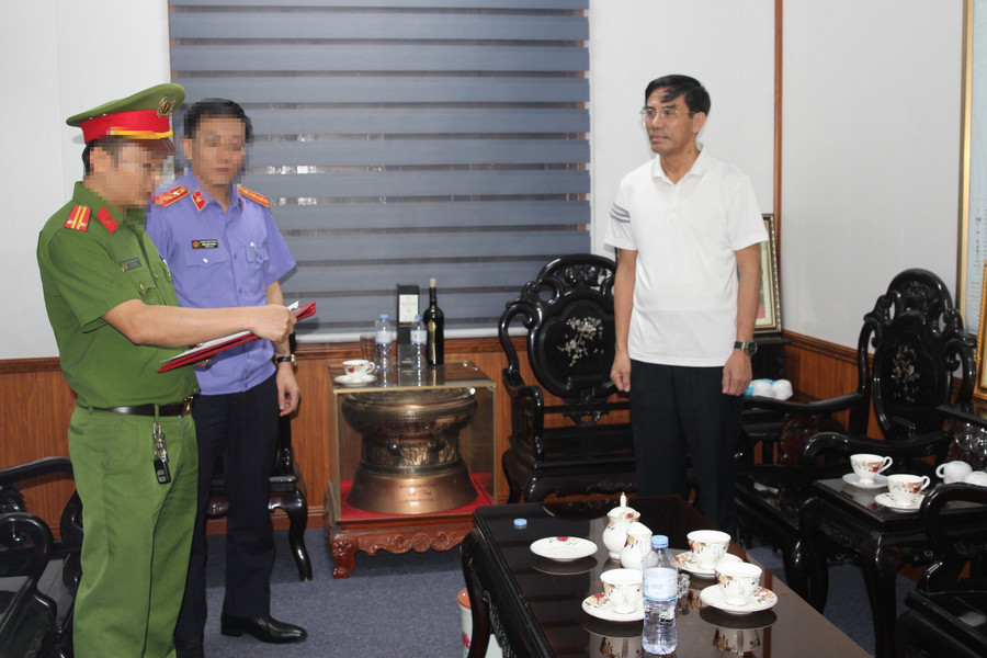 Cơ quan chức năng đọc lệnh bắt bị can để tạm giam đối với Chủ tịch UBND thị xã Cửa Lò. Ảnh: CANA Cơ quan chức năng đọc lệnh bắt bị can để tạm giam đối với Chủ tịch UBND thị xã Cửa Lò. Ảnh: CANA