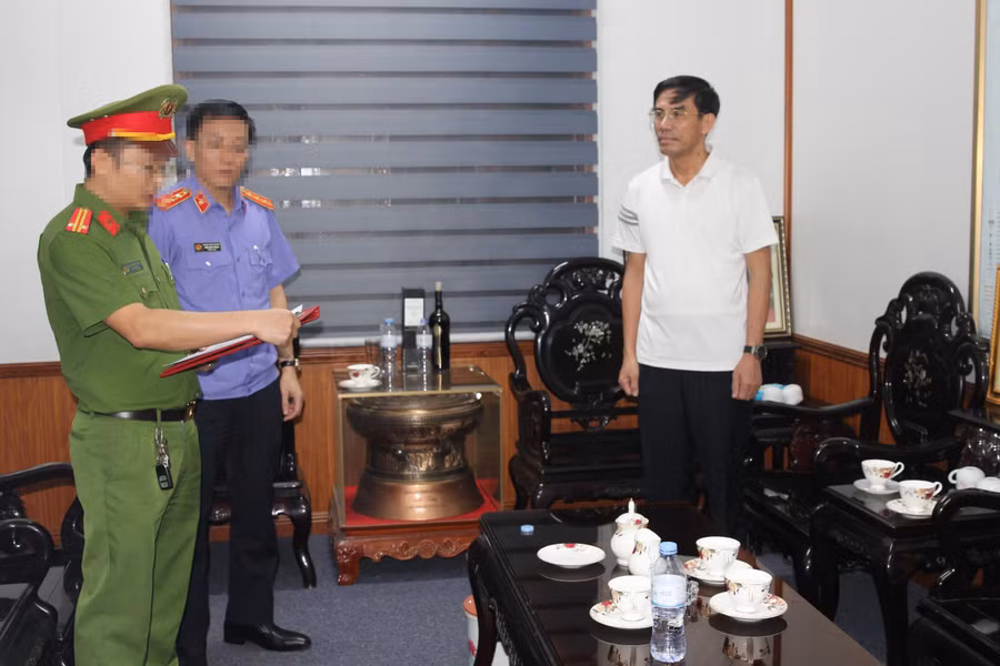 Cơ quan chức năng đọc lệnh bắt bị can để tạm giam đối với Chủ tịch UBND thị xã Cửa Lò. Ảnh: CANA