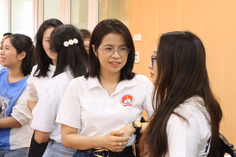 Các học viên cùng nhau trao đổi các câu chuyện liên quan đến tư vấn tâm lý học đường.