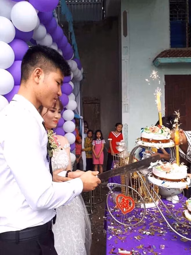 Co dau, chu re lay dao phay cat banh, uong ruou bang noi com dien hinh anh 3 