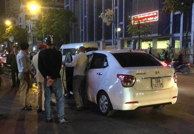 Chiếc ô tô do tài xế Báu lái đâm vào nam thanh niên đi xe máy.