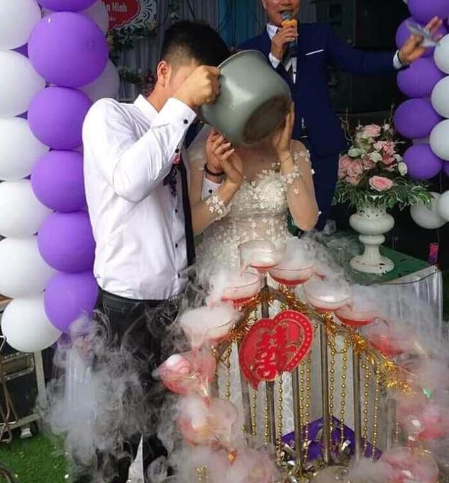 Cô dâu, chú rể ở Nghệ An uống rượu giao bôi bằng nồi cơm điện. Co dau, chu re lay dao phay cat banh, uong ruou bang noi com dien hinh anh 1