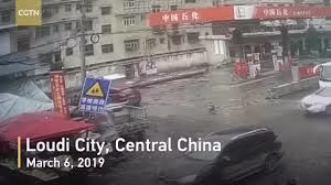 Bị ô tô đâm, bé gái 3 tuổi sống sót thần kỳ 