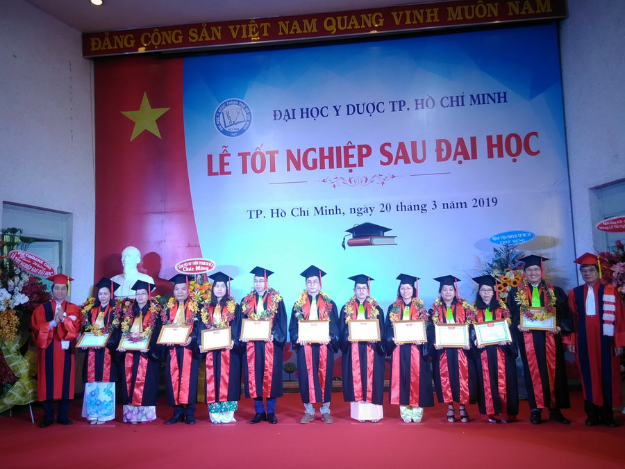 Ban Giám hiệu ĐH YD trao bằng khen cho các học viên có thành tích xuất sắc trong học tập