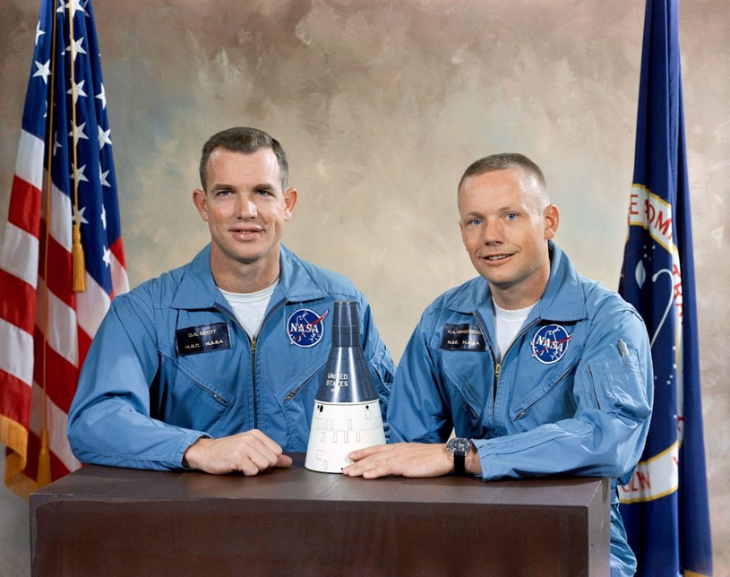 Phi hành đoàn Gemini-8 : David Scott và Neil Armstrong. Phi hành đoàn Gemini-8 : David Scott và Neil Armstrong.