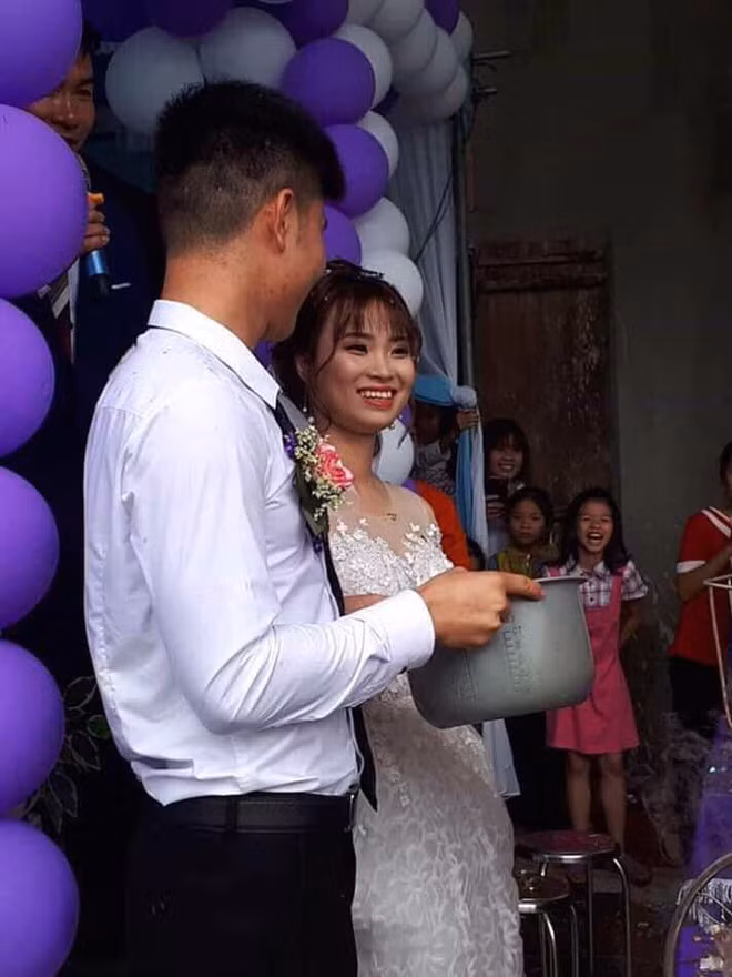 Co dau, chu re lay dao phay cat banh, uong ruou bang noi com dien hinh anh 2 