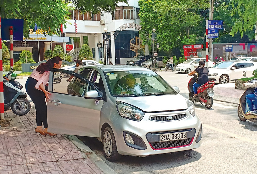 Bộ GTVT đang hoàn thiện dự thảo sửa đổi Nghị định 86 nhằm đưa tất cả các loại xe
kinh doanh vận tải (trong đó có xe hợp đồng dưới 9 chỗ như Grab) vào quản lý
(Trong ảnh: Xe Grab đang đón khách). Ảnh: Khánh Linh