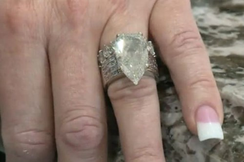 ‘Bơi’ trong 7 tấn rác để tìm bằng được nhẫn cưỡi tiền tỉ - ảnh 1