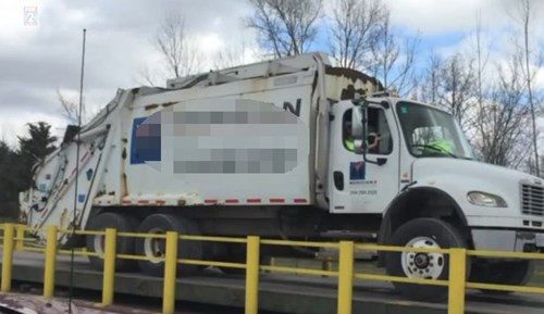 ‘Bơi’ trong 7 tấn rác để tìm bằng được nhẫn cưỡi tiền tỉ - ảnh 3