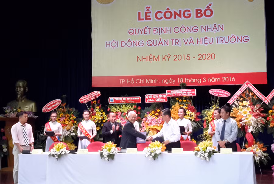 Lãnh đạo nhà trường nhiệm kỳ cũ và mới ký nhận bàn giao
