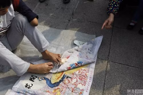 Chàng trai khuyết tật gây ‘sốt’ với khả năng thêu bằng… chân - ảnh 3