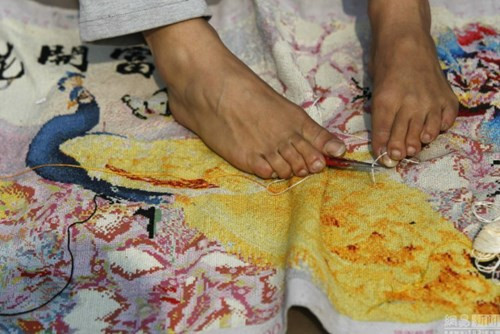 Chàng trai khuyết tật gây ‘sốt’ với khả năng thêu bằng… chân ảnh 4 Chàng trai khuyết tật gây ‘sốt’ với khả năng thêu bằng… chân - ảnh 4