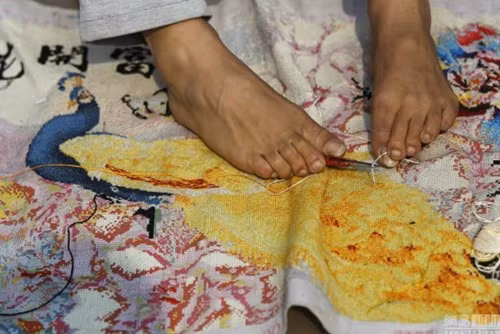 Chàng trai khuyết tật gây ‘sốt’ với khả năng thêu bằng… chân - ảnh 4