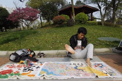 Chàng trai khuyết tật gây ‘sốt’ với khả năng thêu bằng… chân - ảnh 1