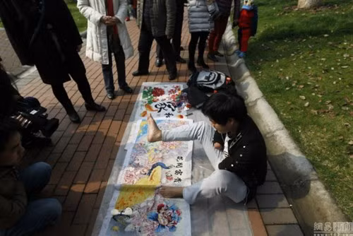 Chàng trai khuyết tật gây ‘sốt’ với khả năng thêu bằng… chân - ảnh 2