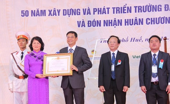 Niềm vui của Nhà trường khi đón nhận Huân chương Lao động hạng Nhất.