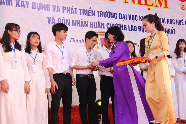 Phó Chủ tịch nước Đặng Thị Ngọc Thịnh trao tặng học bổng cho sinh viên