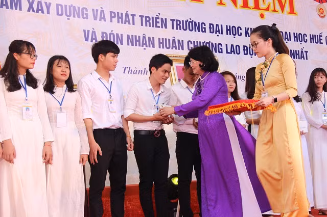 Phó Chủ tịch nước Đặng Thị Ngọc Thịnh trao tặng học bổng cho sinh viên