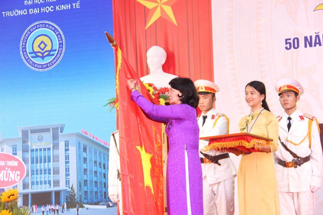 Đặng Thị Ngọc Thịnh - Phó Chủ tịch nước trao tặng Huân chương Lao động hạng Nhất cho nhà trường