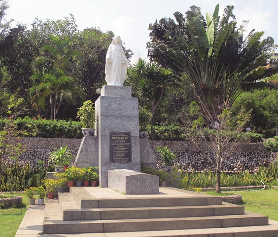 Khu mộ Hàn Mặc Tử nằm giữa khung cảnh hữu tình