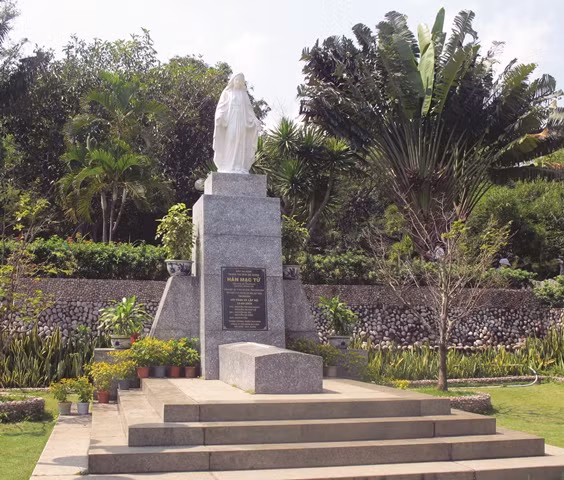 Khu mộ Hàn Mặc Tử nằm giữa khung cảnh hữu tình