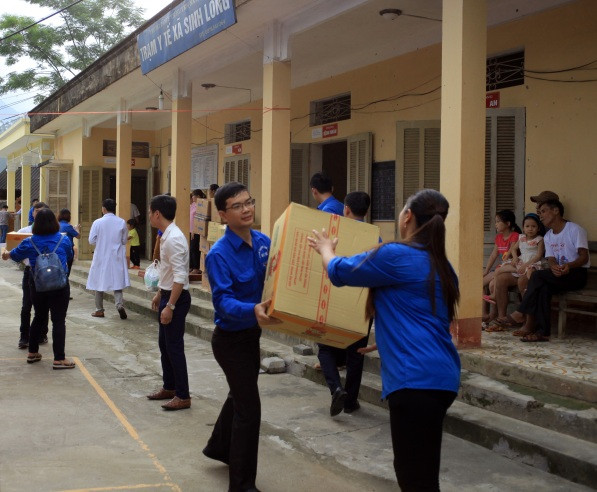 Ngày 25/8, Bộ Y tế đã triển khai hoạt động khám, chăm sóc sức khỏe và phát thuốc, tặng quà miễn phí cho khoảng 500 trẻ em thuộc huyện miền núi Na Hang của tỉnh Tuyên Quang